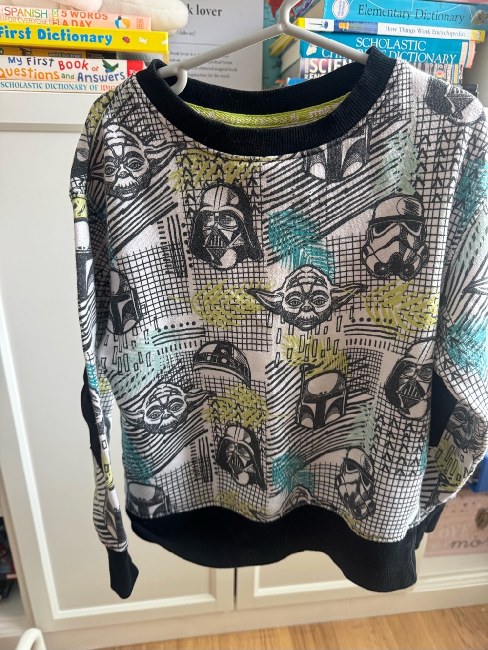 Star Wars Pullover with Black, White & Green Accents Size 5/6